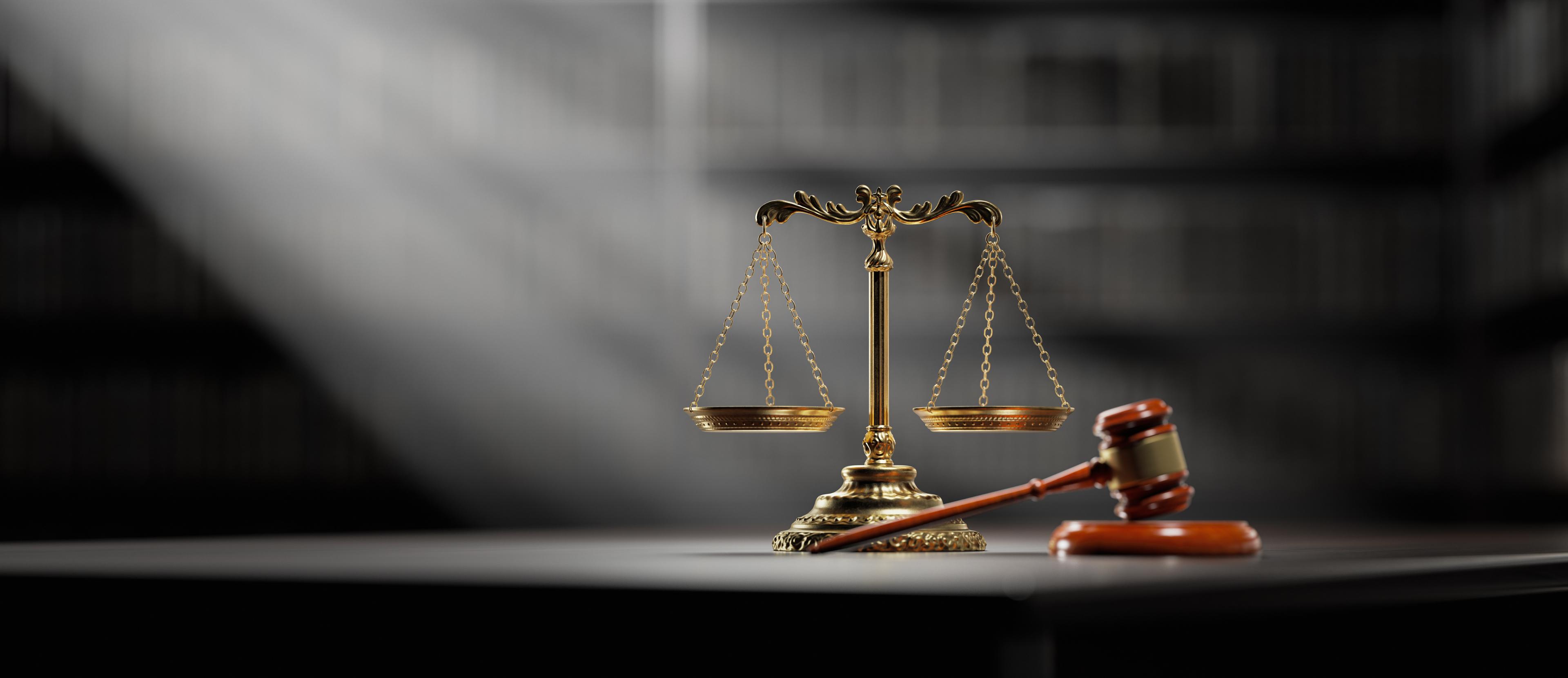 Marteau de juge et balance de la justice.