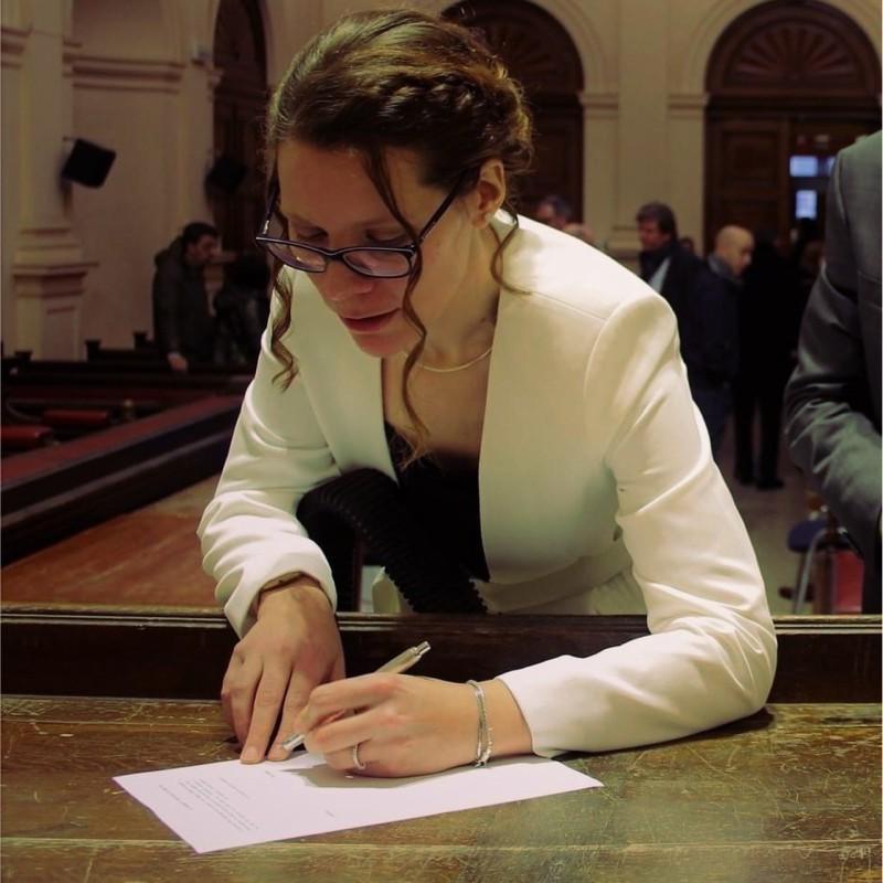 Femme en lunettes écrivant.